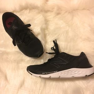 **LIKE NEW** BLACK NEW BALANCE 690 v4 SNEAKERS